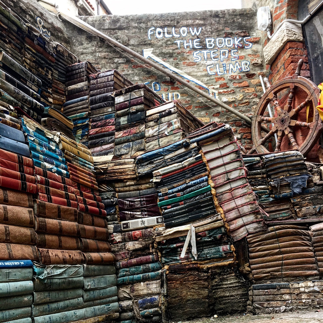 Why Libreria Acqua Alta Isn’t Worth Your Time